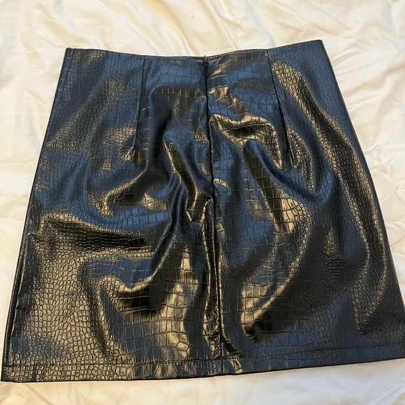 black faux leather croc embossed slit hem mini skirt - Picture 2 of 3